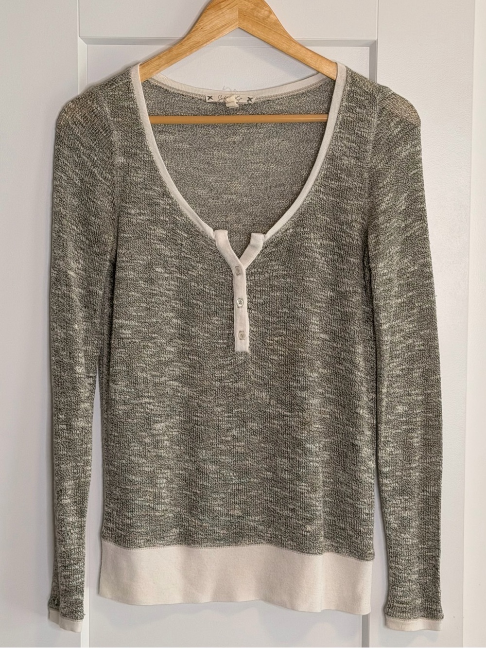 💛2 for 20- Gray Heathered Long-Sleeve Henley with White Trim
